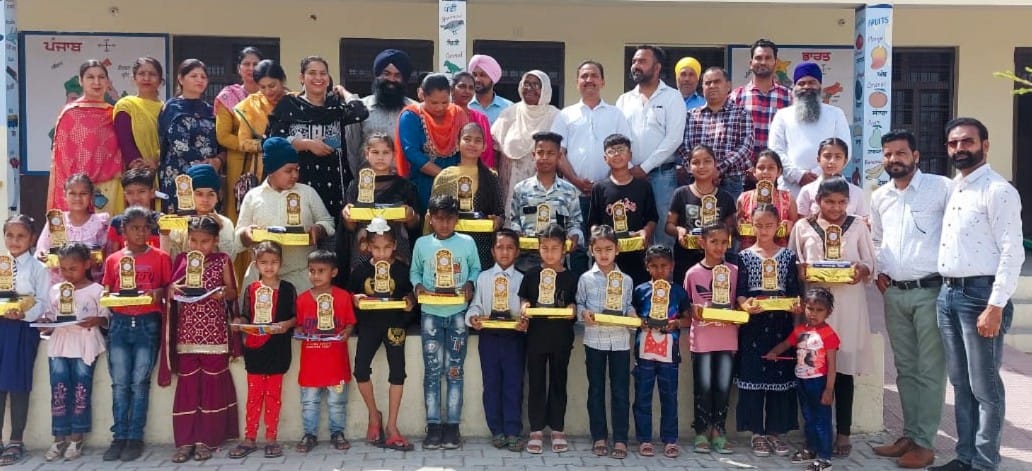 Honoring children on the occasion of annual results in government school Dagham